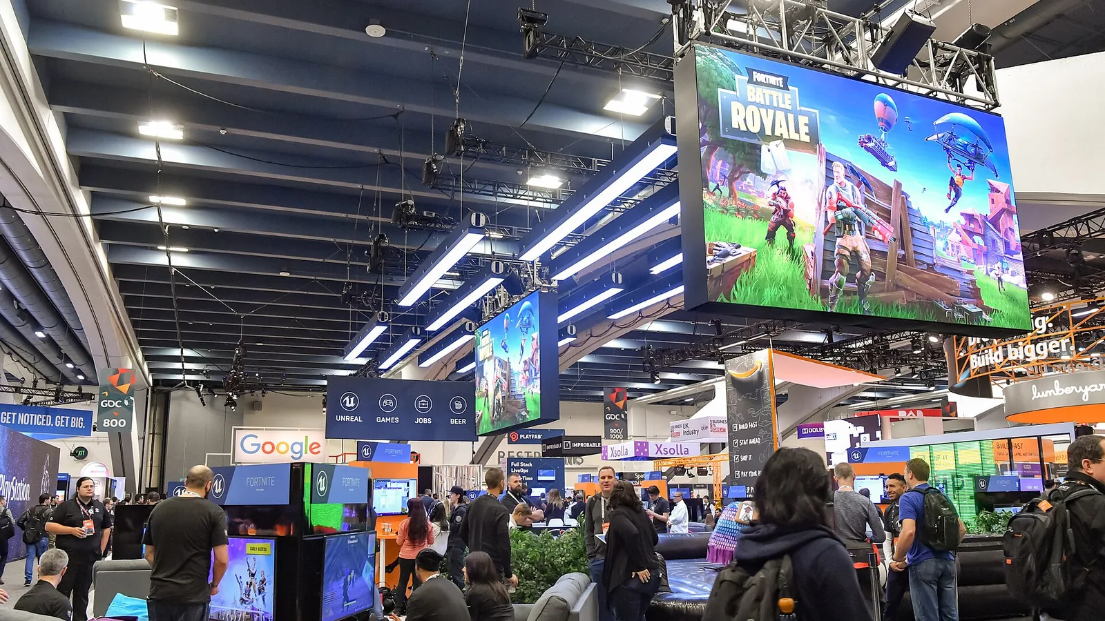 تصویر رسمی Fortnite Battle Royale روی نمایشگر بزرگ غرفه بازی